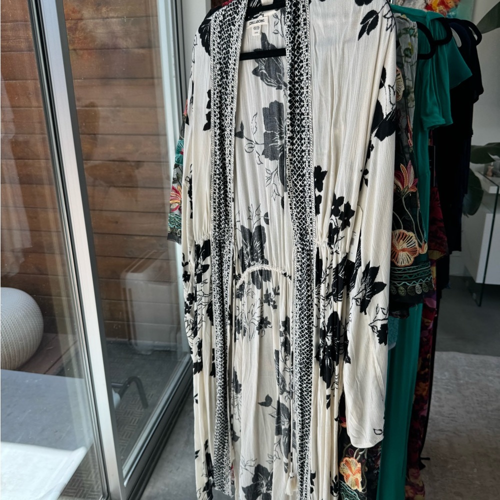 Billabong Kimono style cover dress, wrap around tie White & Black floral print